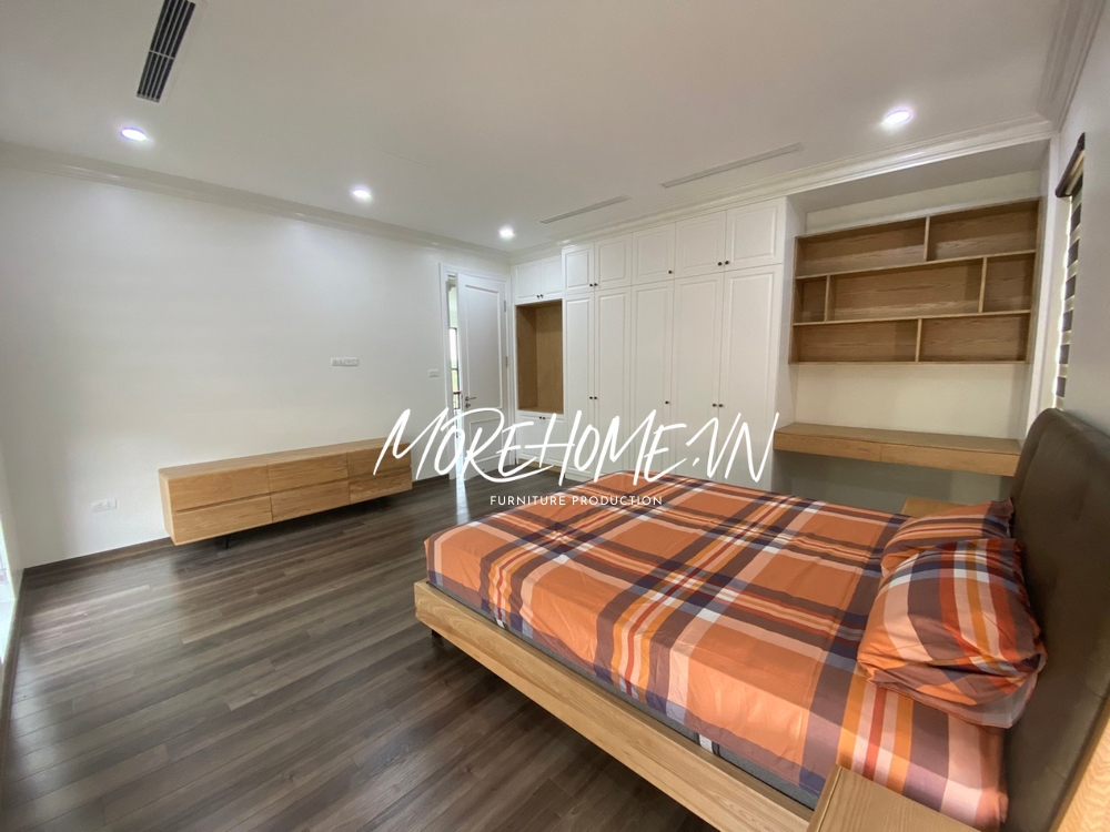 Giá của sách treo tường gỗ công nghiệp được tận dụng để sắp xếp sách vở và các đồ đạc gọn gàng.